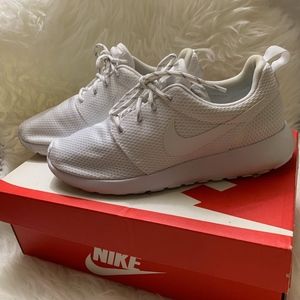 Nike Womens Roshe Sneakers